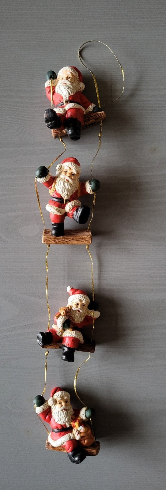 4 kerstmannen op een schommel aan een streng., Diversen, Kerst, Ophalen of Verzenden, Zo goed als nieuw