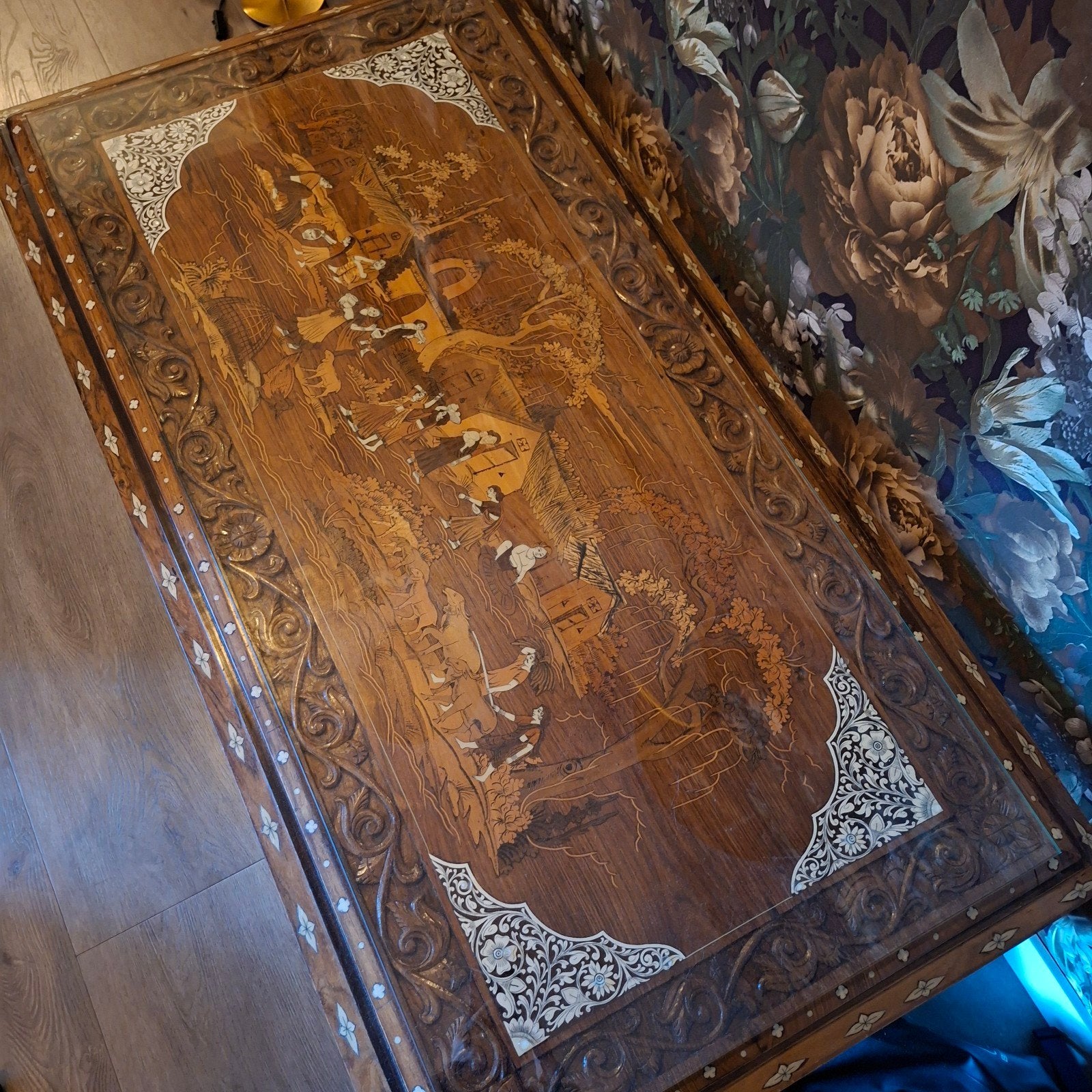 Antieke houten tafel met glasplaat en ingelegd houtwerk, Antiek en Kunst, Ophalen