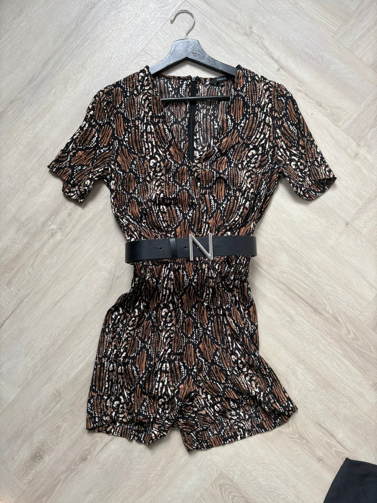 Nikkie jumpsuit playsuit bruin zwart maat 36 panterprint, Kleding | Dames, Ophalen of Verzenden, Maat 36 (S), Bruin