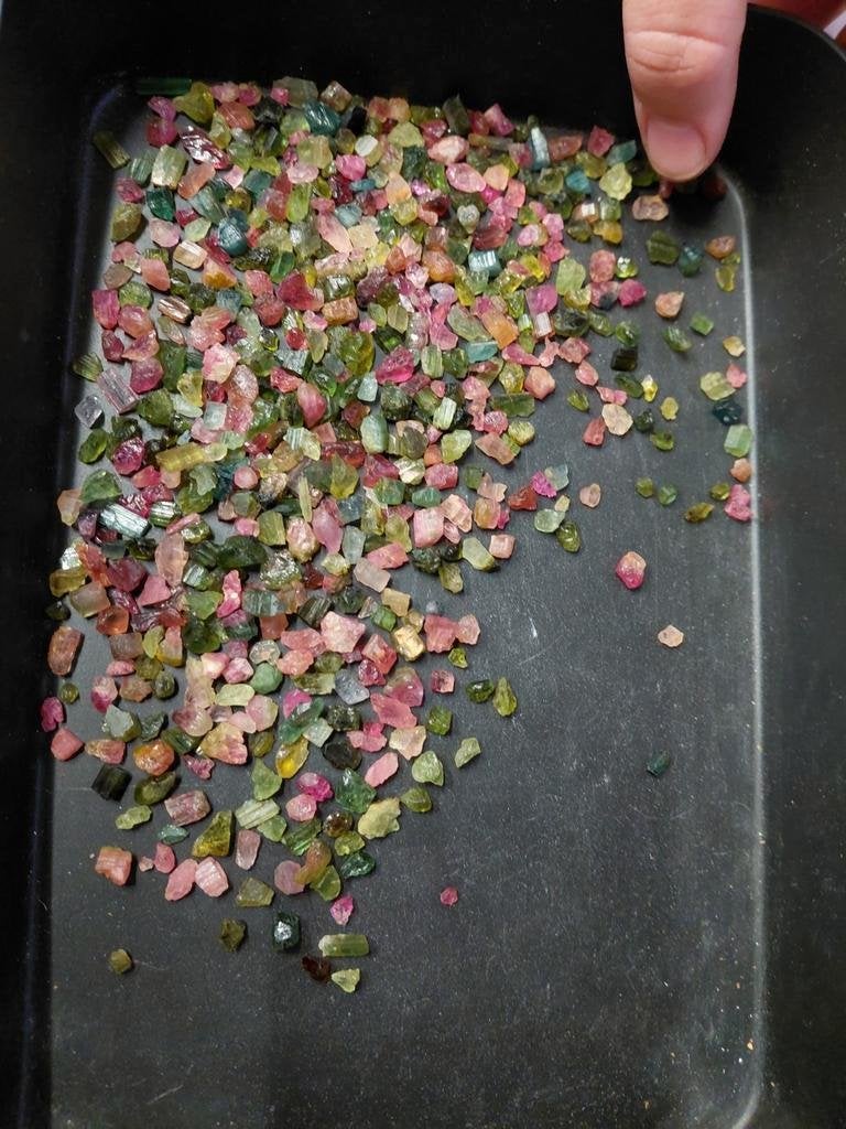 Lot met kleurrijke toermalijn stukjes, Verzamelen, Mineralen en Fossielen, Ophalen of Verzenden