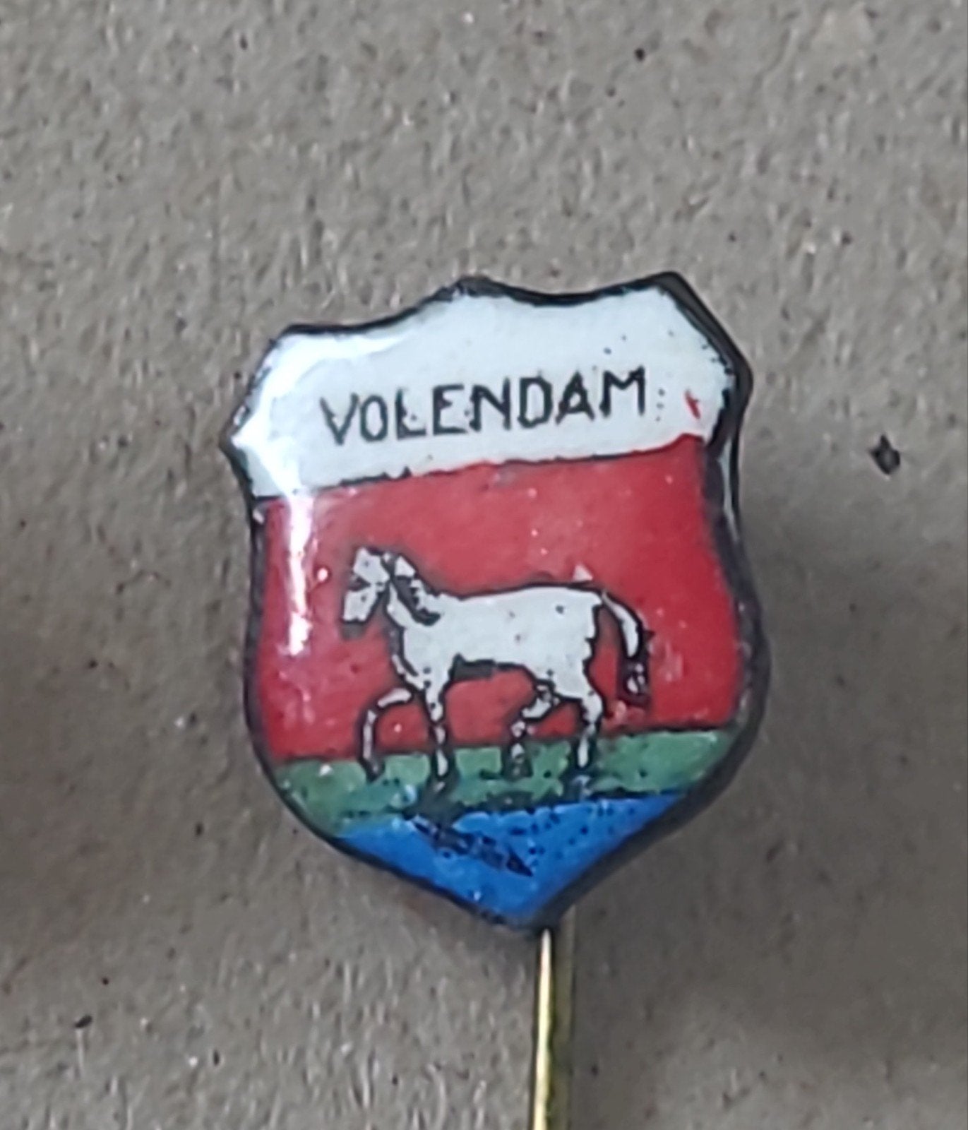 Vintage Volendam emaille speldje met paard, Verzenden, Gebruikt, Stad of Land, Speldje of Pin