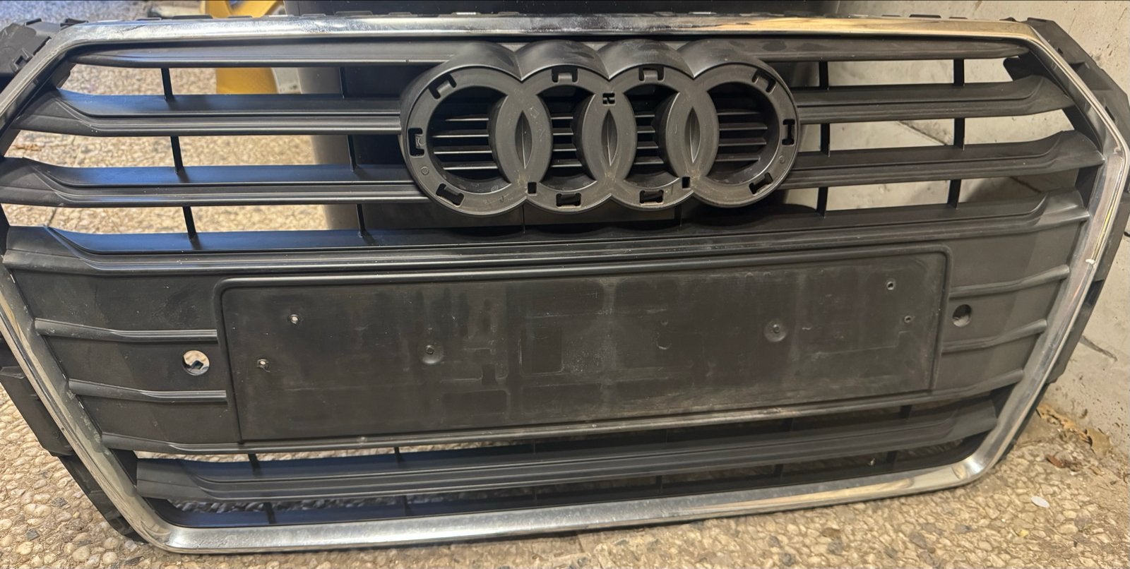 Audi A4 B9 Grille - Voorbumper Grille zonder logo, Auto-onderdelen, Ophalen, Gebruikt, Voor, Audi