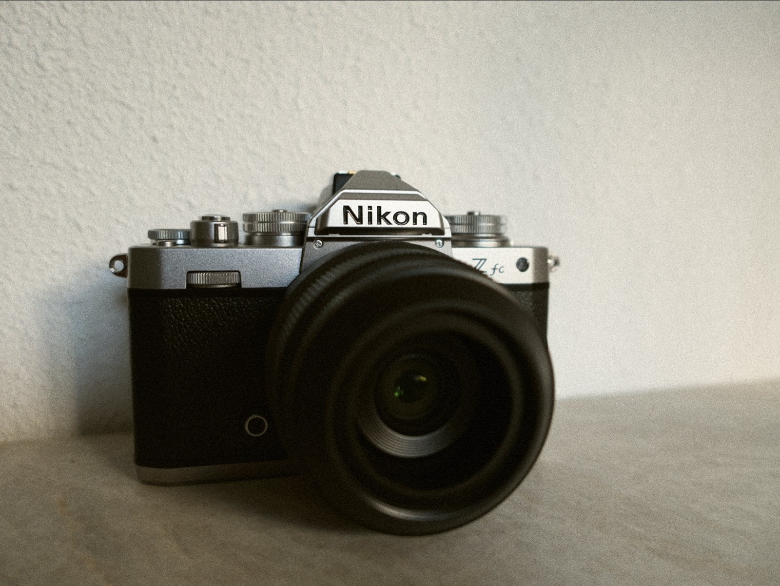Nikon Zfc 1109 clicks + NIKKOR Z DX 24mm f/1.7 Lens, Kantelbaar/draaibaar scherm, Ophalen of Verzenden, Zo goed als nieuw, Nikon