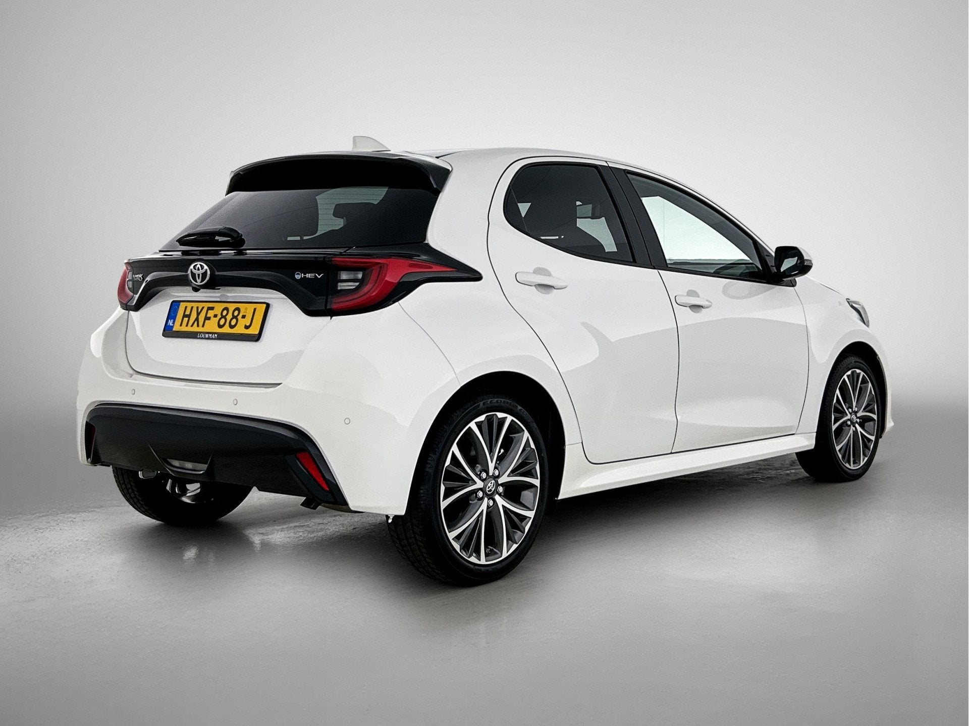 Toyota Yaris 1.5 Hybrid 130 Executive | BTW Voertuig | Stoel, 450 kg, Gebruikt, Wit, 1125 kg