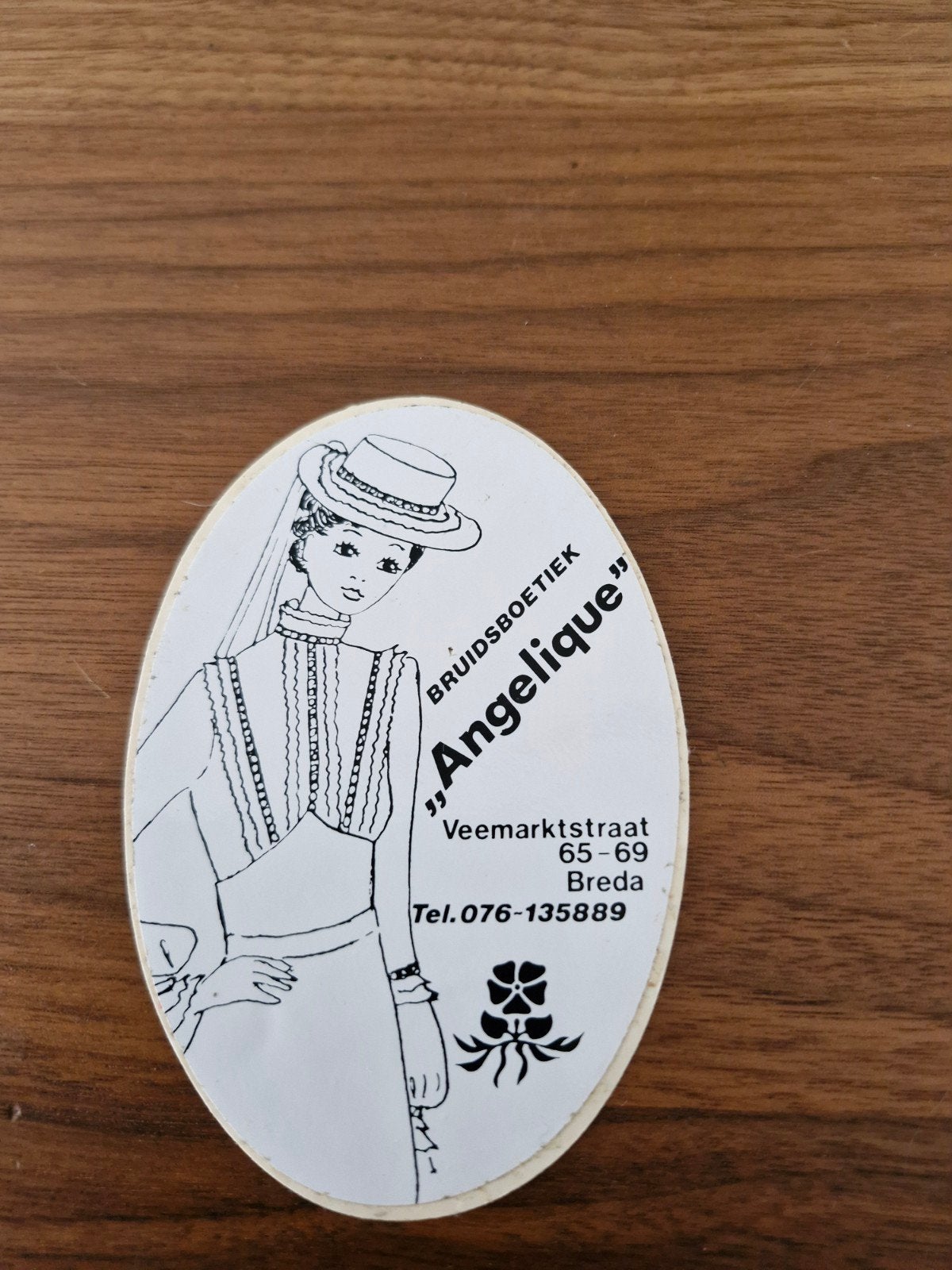 8765 Vintage sticker Bruidsboetiek Angelique Breda, Ophalen of Verzenden, Gebruikt, Overige typen