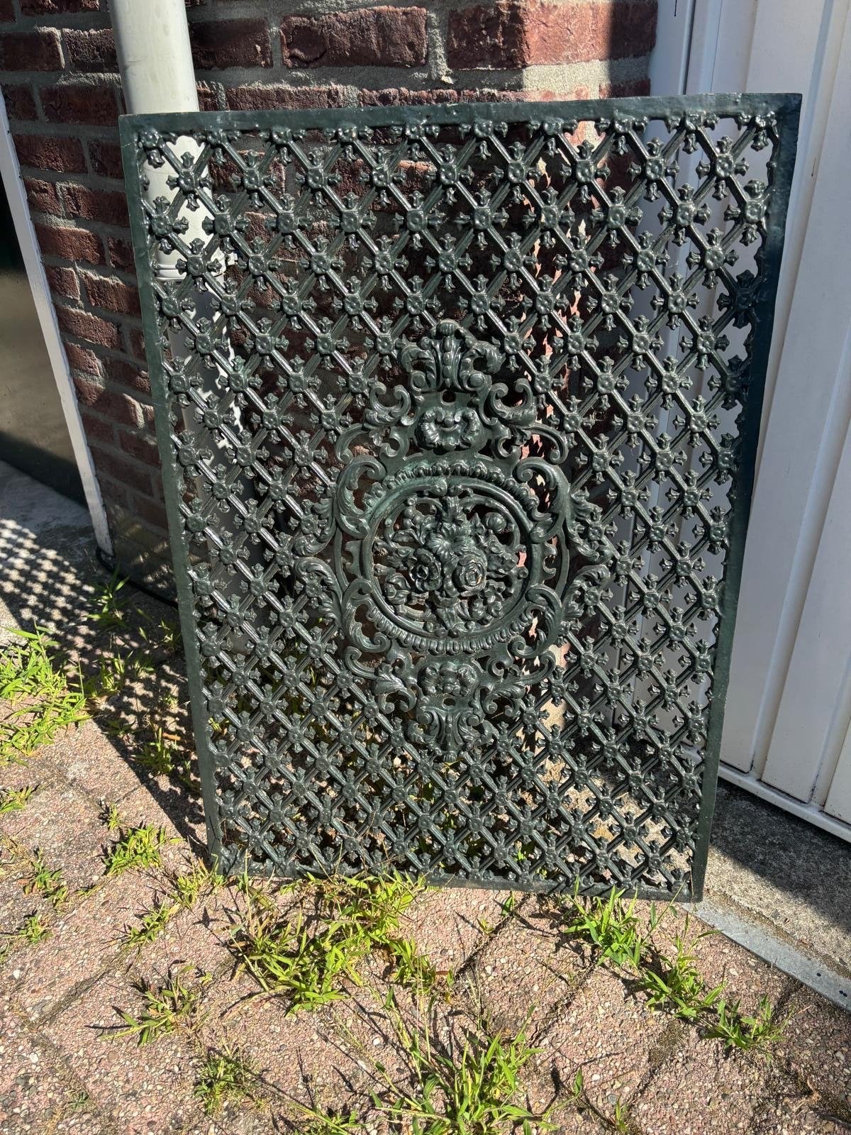 Decoratief antiek gietijzeren paneel, Ophalen
