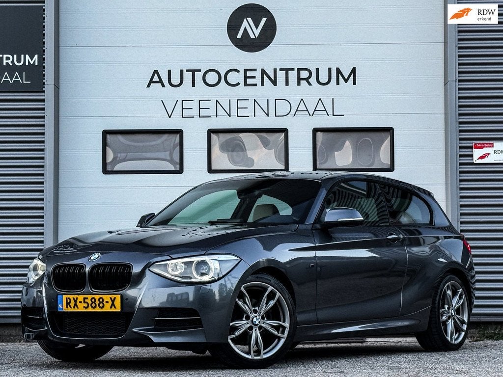 BMW 1-serie 120d 184 PK AUT 3X M-SPORT TREKHAAK/H&K/XENON/LE, Auto's, Euro 5, Achterwielaandrijving, Beige, 4 cilinders