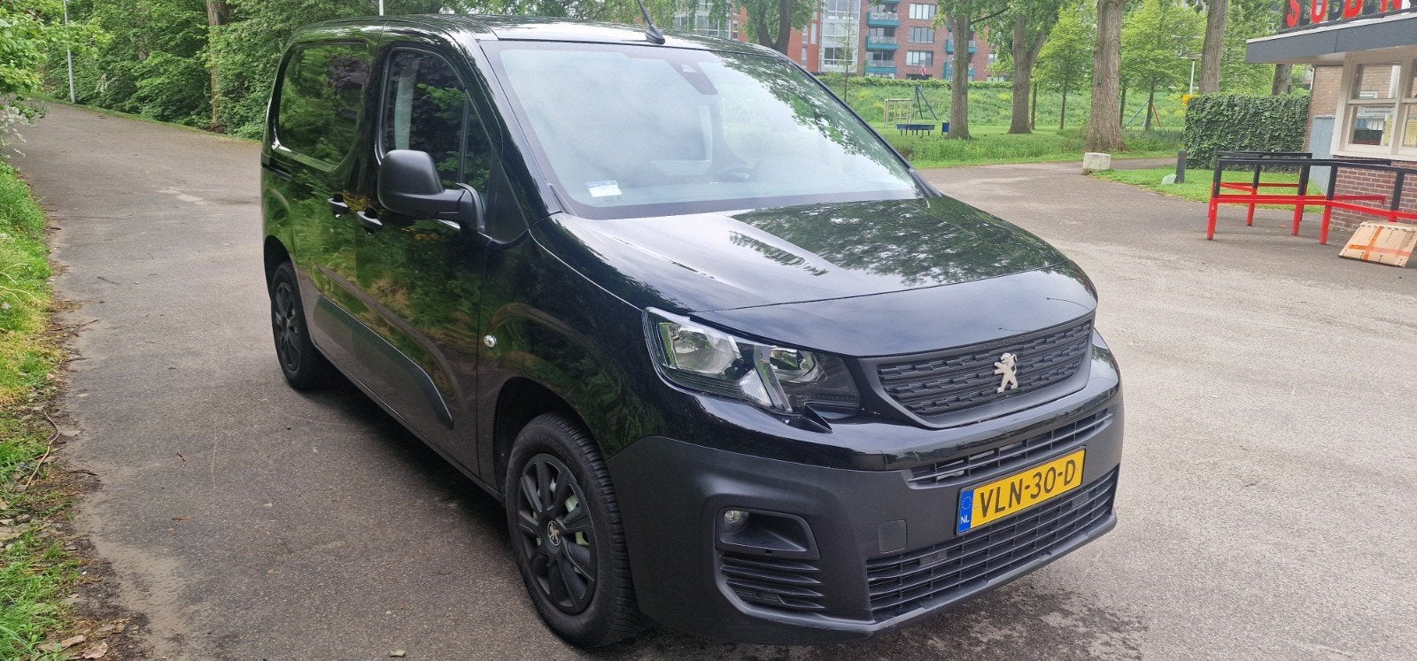 Peugeot Partner 1.5 Bluehdi 130pk 650kg Eat8 2021 Zwart, Auto's, Euro 6, 4 cilinders, Zwart, Origineel Nederlands