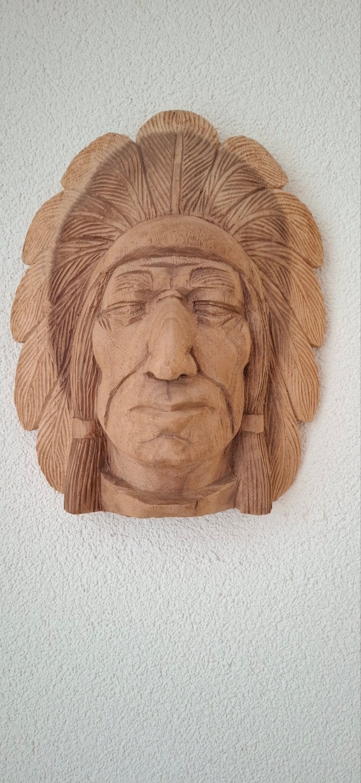 Houten wanddecoratie: Indianenhoofd met veren, Ophalen of Verzenden, Handgemaakt, Wanddecoratie, 20 - 50 cm