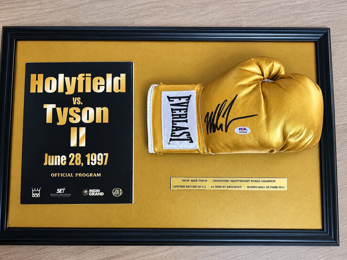 Gesigneerde Mike Tyson bokshandschoen met PSA certificaat, Ophalen of Verzenden, Zo goed als nieuw, Bokshandschoenen