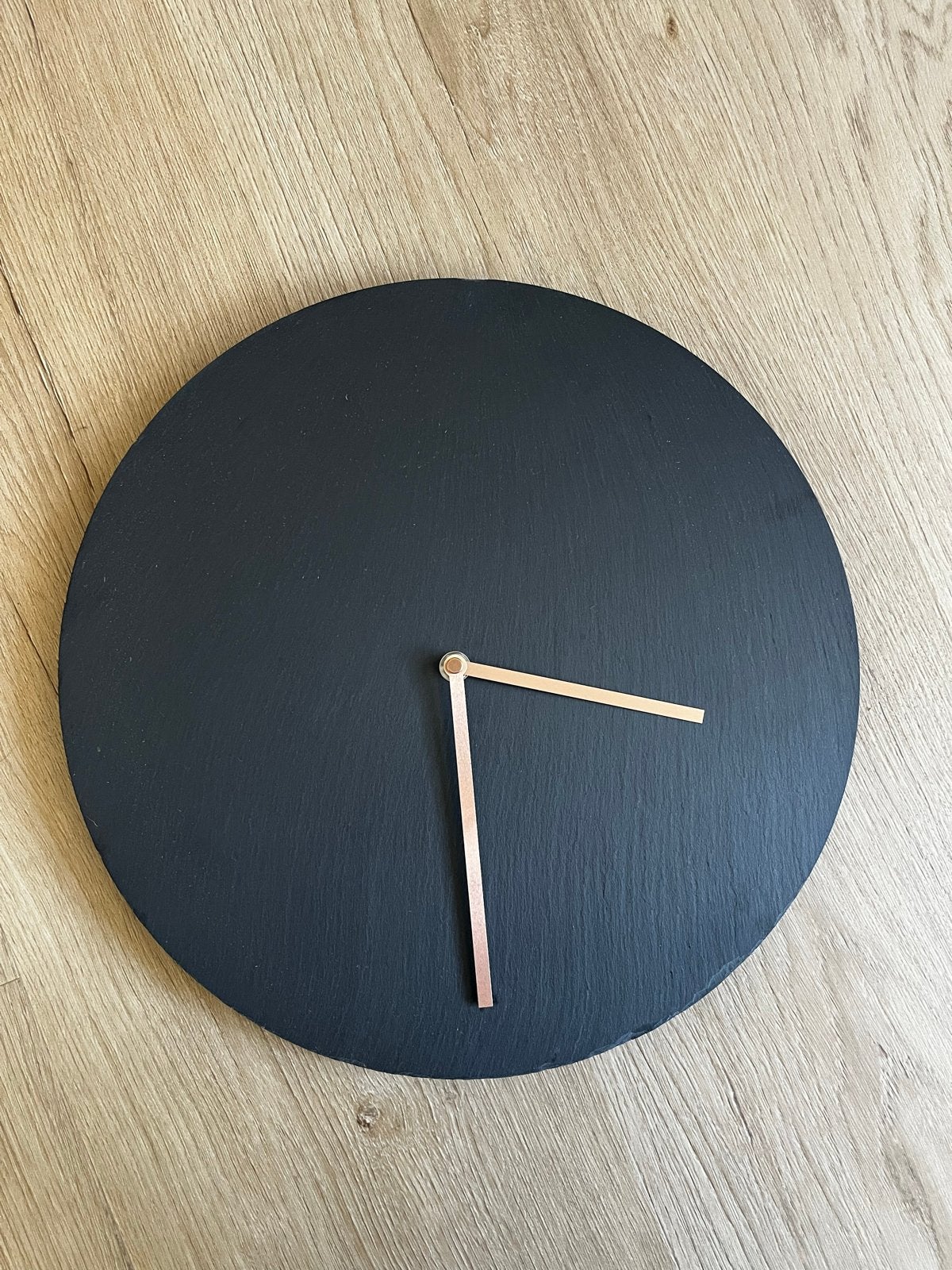 Moderne wandklok van leisteen, Huis en Inrichting, Ophalen, Wandklok, Analoog, Werkt op batterijen