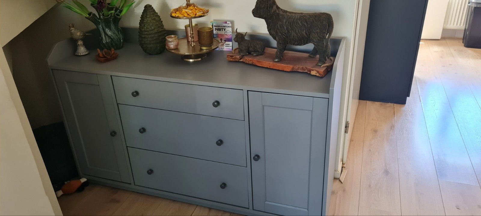 Grijze IKEA Hauga Buffetkast - Zo goed als nieuw, Huis en Inrichting, Kasten | Buffetkasten, Ophalen, 100 tot 150 cm, Zo goed als nieuw