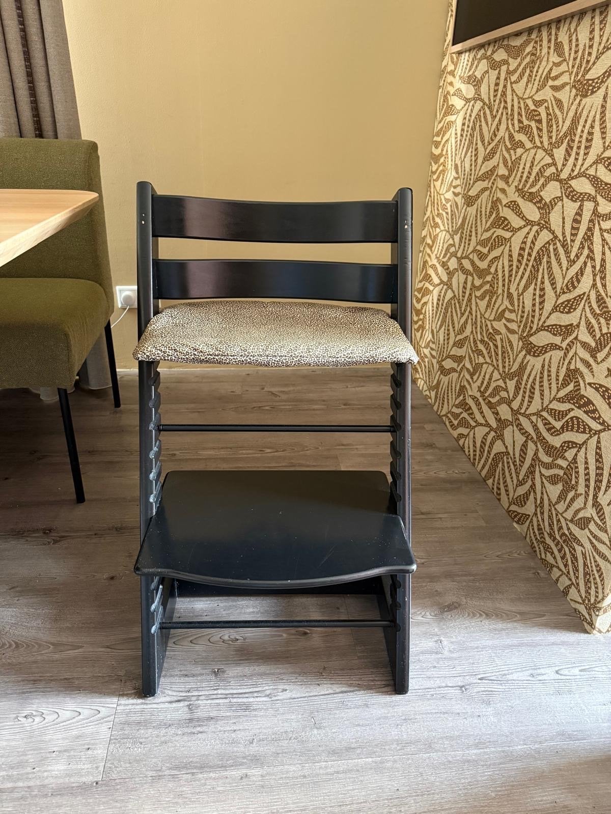 Stokke Tripp Trapp kinderstoel - Zwart met kussens, Ophalen, Gebruikt, Meegroeistoel, Aanschuifbaar