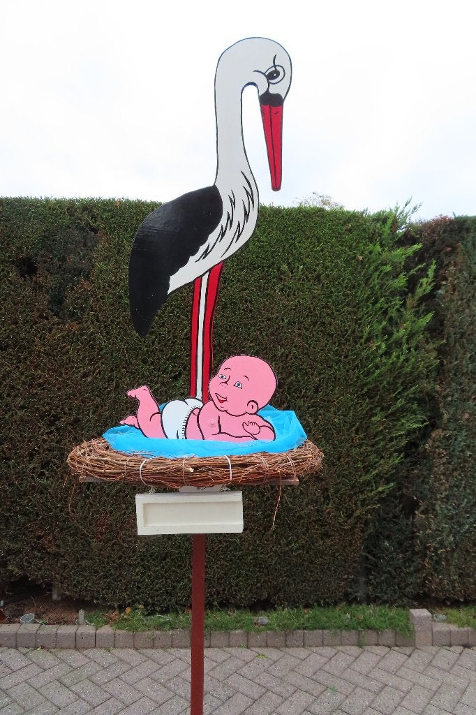 Geboorte ooievaar op nest met baby pop blauw of roze., Kinderen en Baby's, Kraamcadeaus en Geboorteborden, Ophalen, Nieuw, Geboortebord