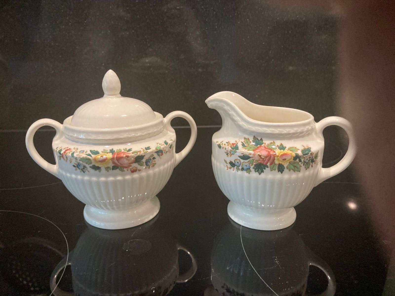 Wedgwood Conway roomstel: suikerpot en melkkan, Huis en Inrichting, Klassiek, Overige typen, Ophalen of Verzenden, Zo goed als nieuw