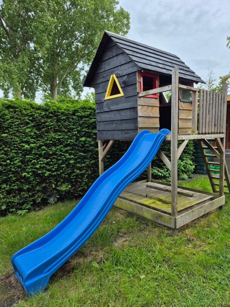 Speelhuisje met glijbaan en zandbak op kunstgras, Ophalen, Gebruikt, Hout