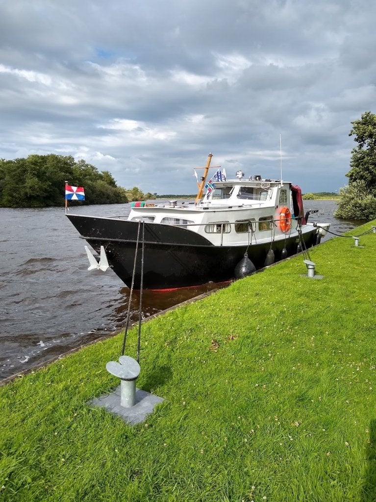 Stoere stalen motorkruizer met open kuip, Watersport en Boten, Overige merken, 9 m, Gebruikt, Binnenboordmotor