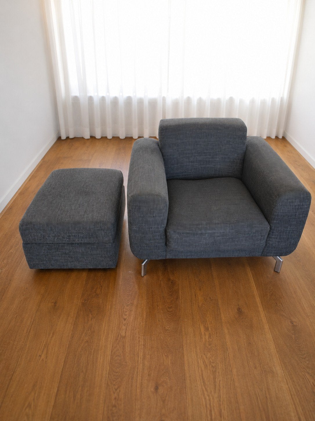 Comfortabele grijze fauteuil met voetenbank, Ophalen, 75 tot 100 cm, Zo goed als nieuw, Stof