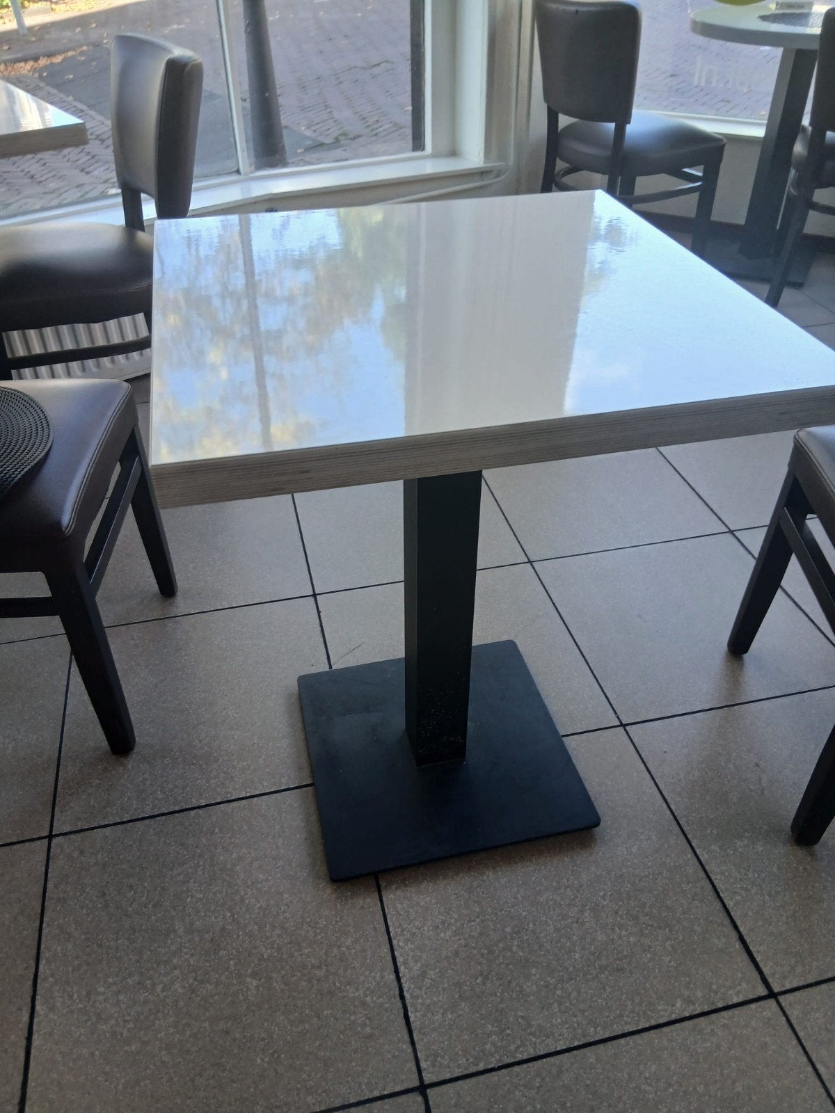 Witte vierkante tafel met metalen onderstel 6, Huis en Inrichting, Ophalen, 50 tot 100 cm, Modern, functioneel, Vierkant