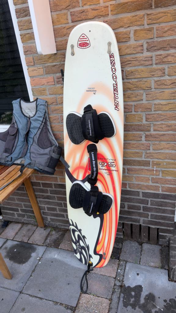Carbon Kiteboard 56 kiteloose+ large zwemvest, Ophalen, Gebruikt, Overige typen, Met vinnen