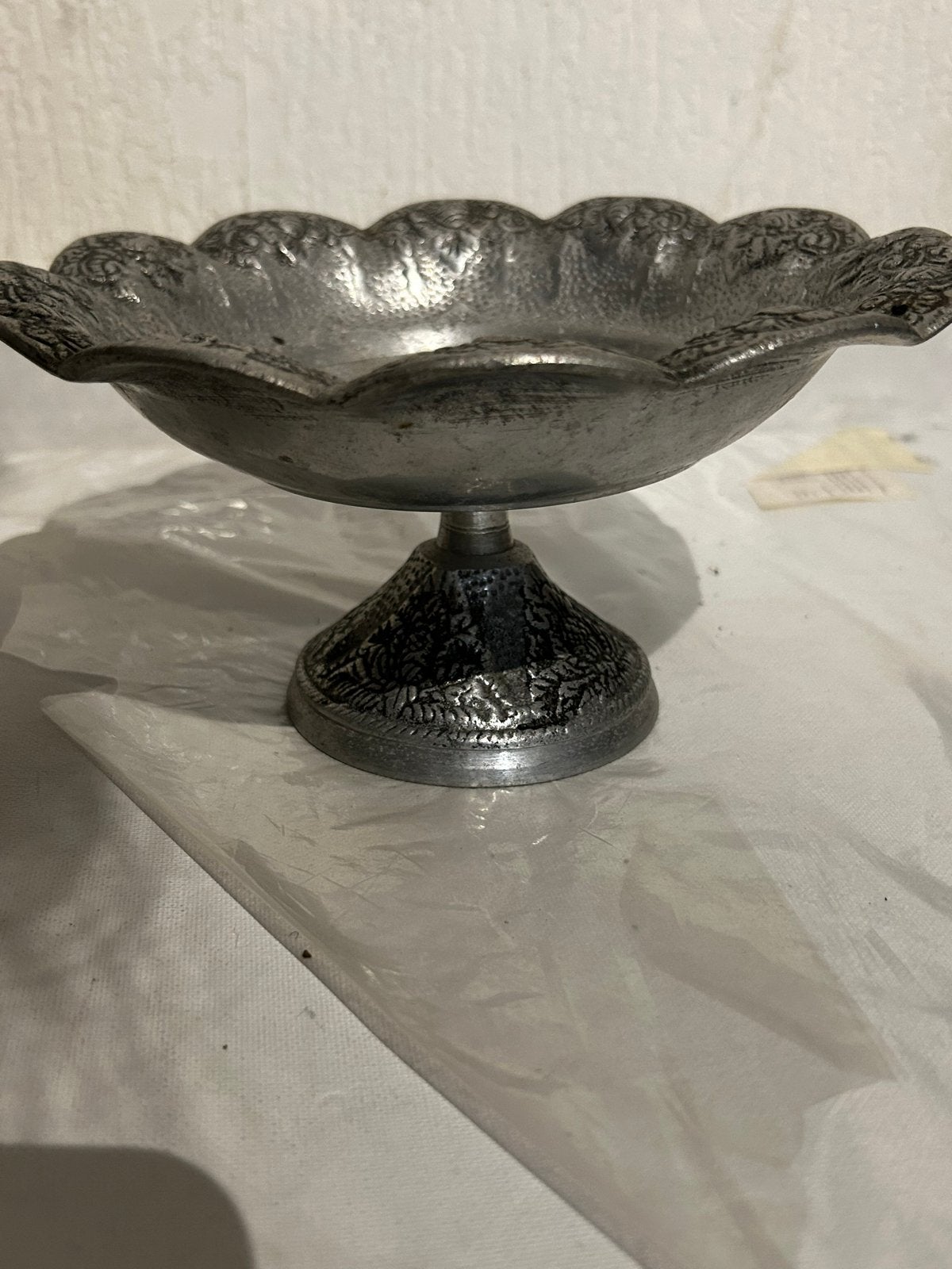Decoratieve metalen schaal op voet, Ophalen of Verzenden