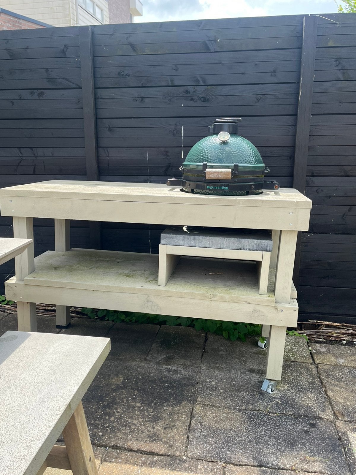 Big Green Egg met tafelmeubel, Ophalen, Gebruikt, Met accessoires