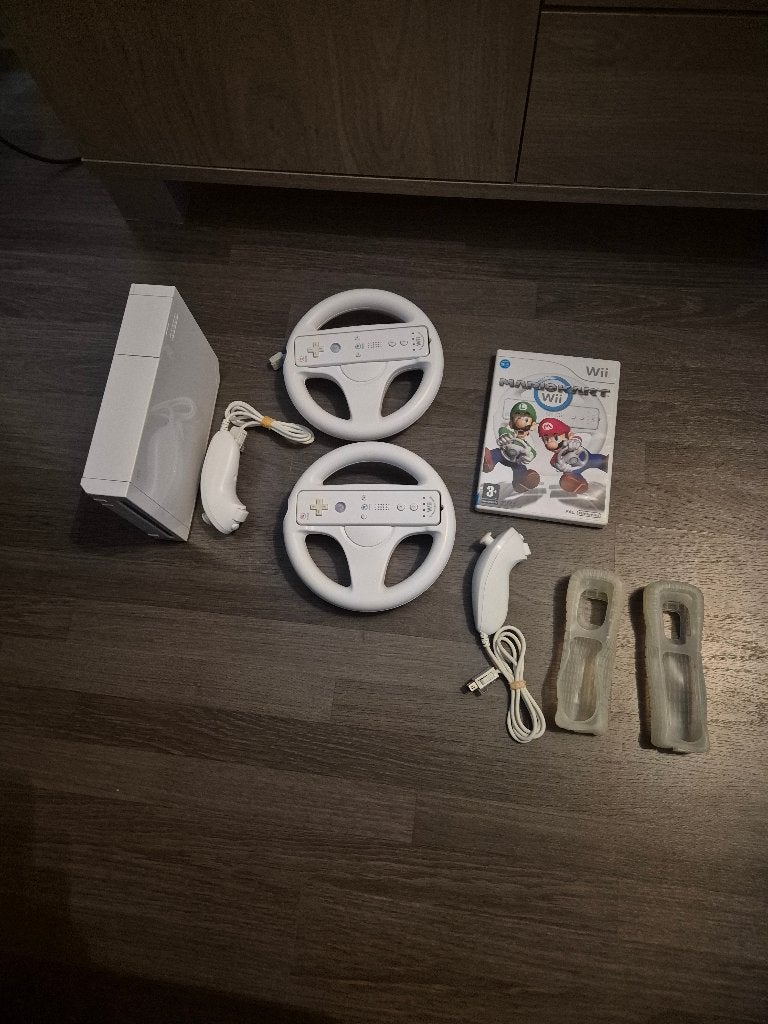 Nintendo Wii + Mario Kart Wii + 2 controllers + 2 sturen, Racen en Vliegen, 2 spelers, Ophalen of Verzenden, Zo goed als nieuw