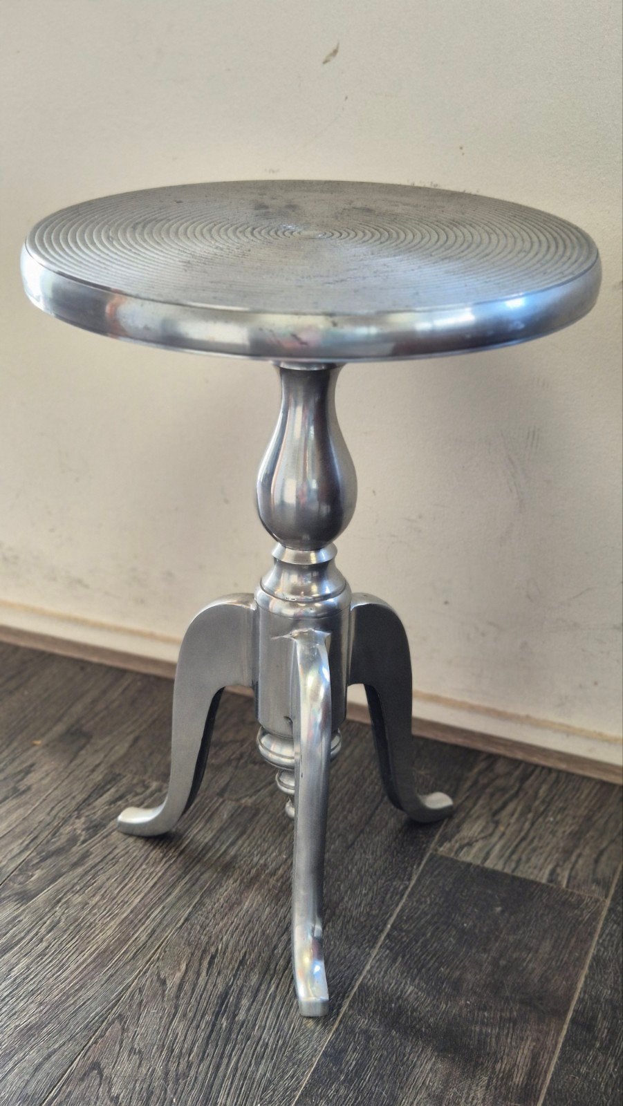 Stijlvolle aluminium bijzettafel, Huis en Inrichting, Tafels | Bijzettafels, Minder dan 55 cm, Gebruikt, Modern, Industrieel, Metaal of Aluminium