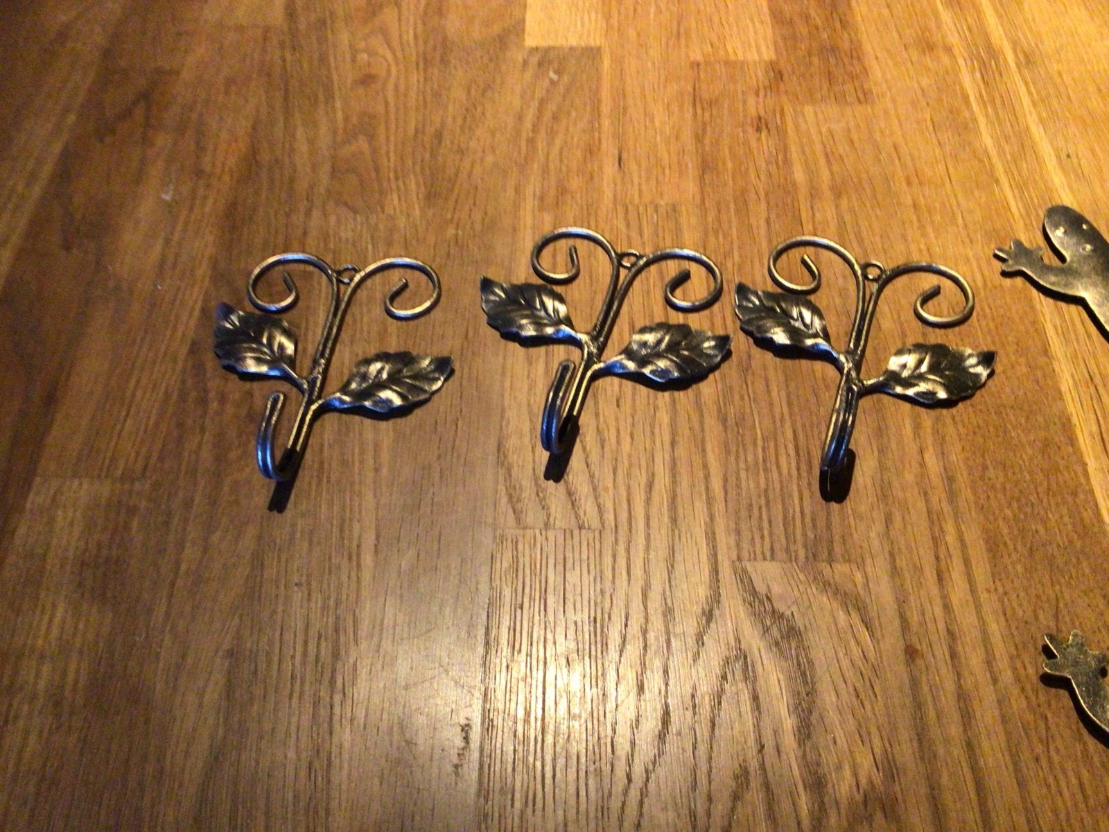Diverse metalen wandhaken: bladeren, hagedissen, dolfijnen, Ophalen of Verzenden, Gebruikt, Metaal, Wandhaken