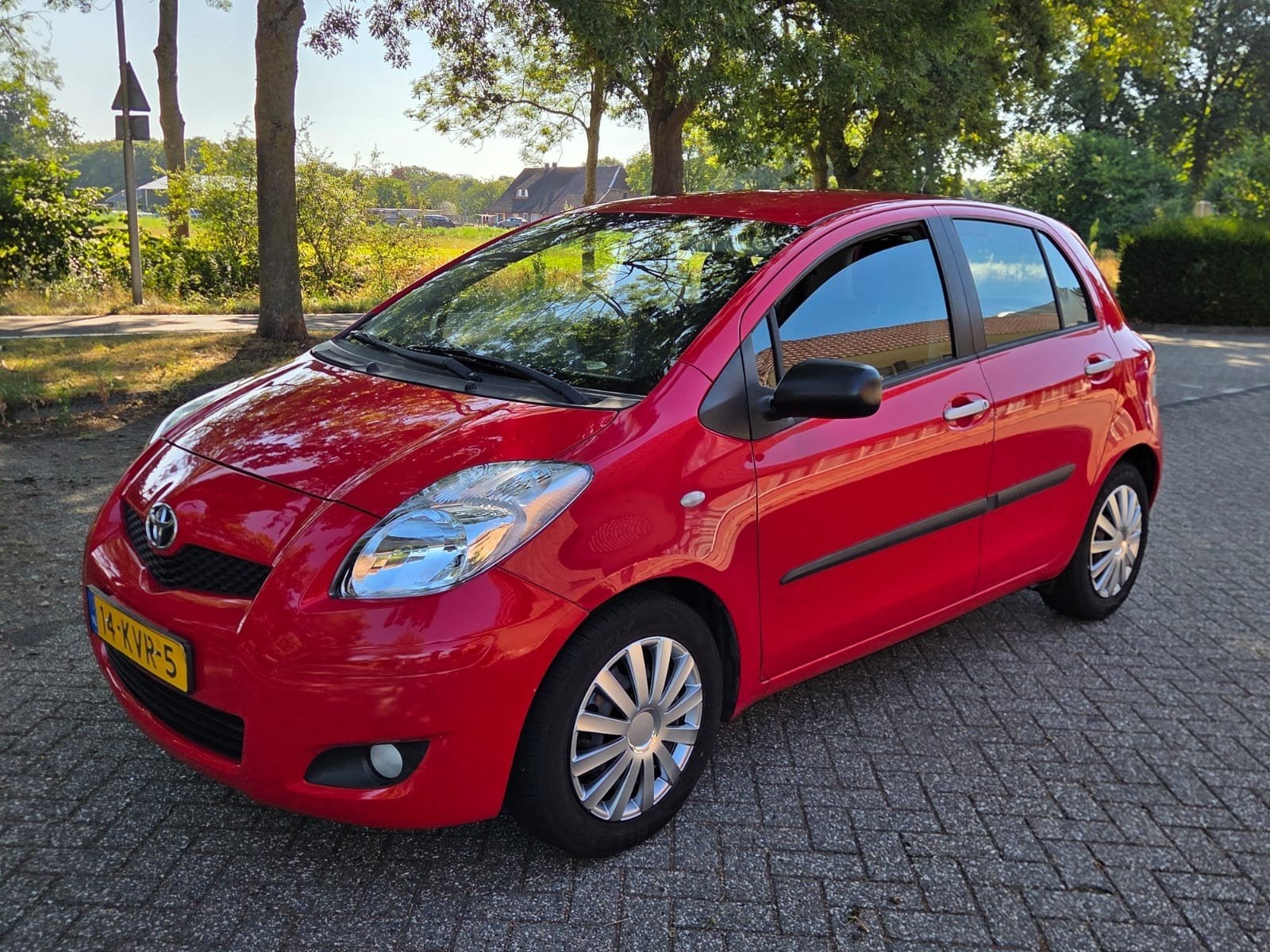 Toyota Yaris 1.3 16V Vvt-i 5DR MMT 2010 Rood ((AUTOMAAT)), Stof, 40 €/maand, 4 cilinders, 100 pk