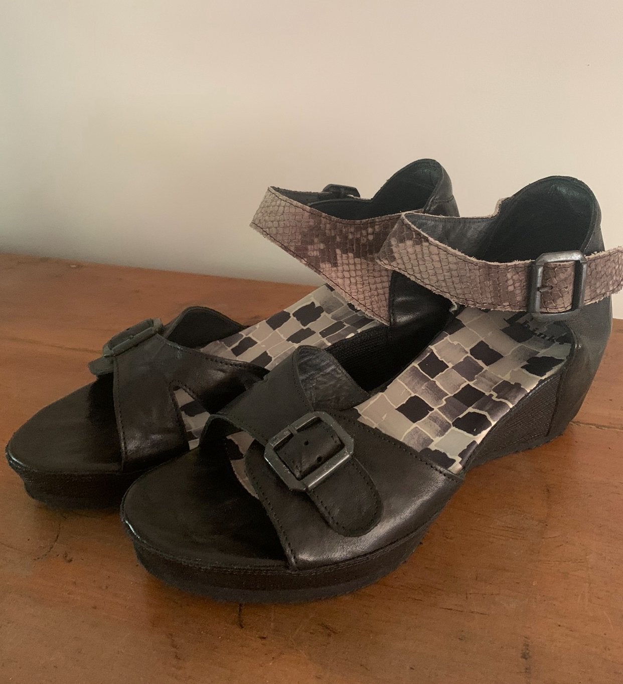 Think! schoenen zwart met sleehak maat 42, valt als 41, Ophalen of Verzenden, Zo goed als nieuw, Zwart, Sandalen of Muiltjes