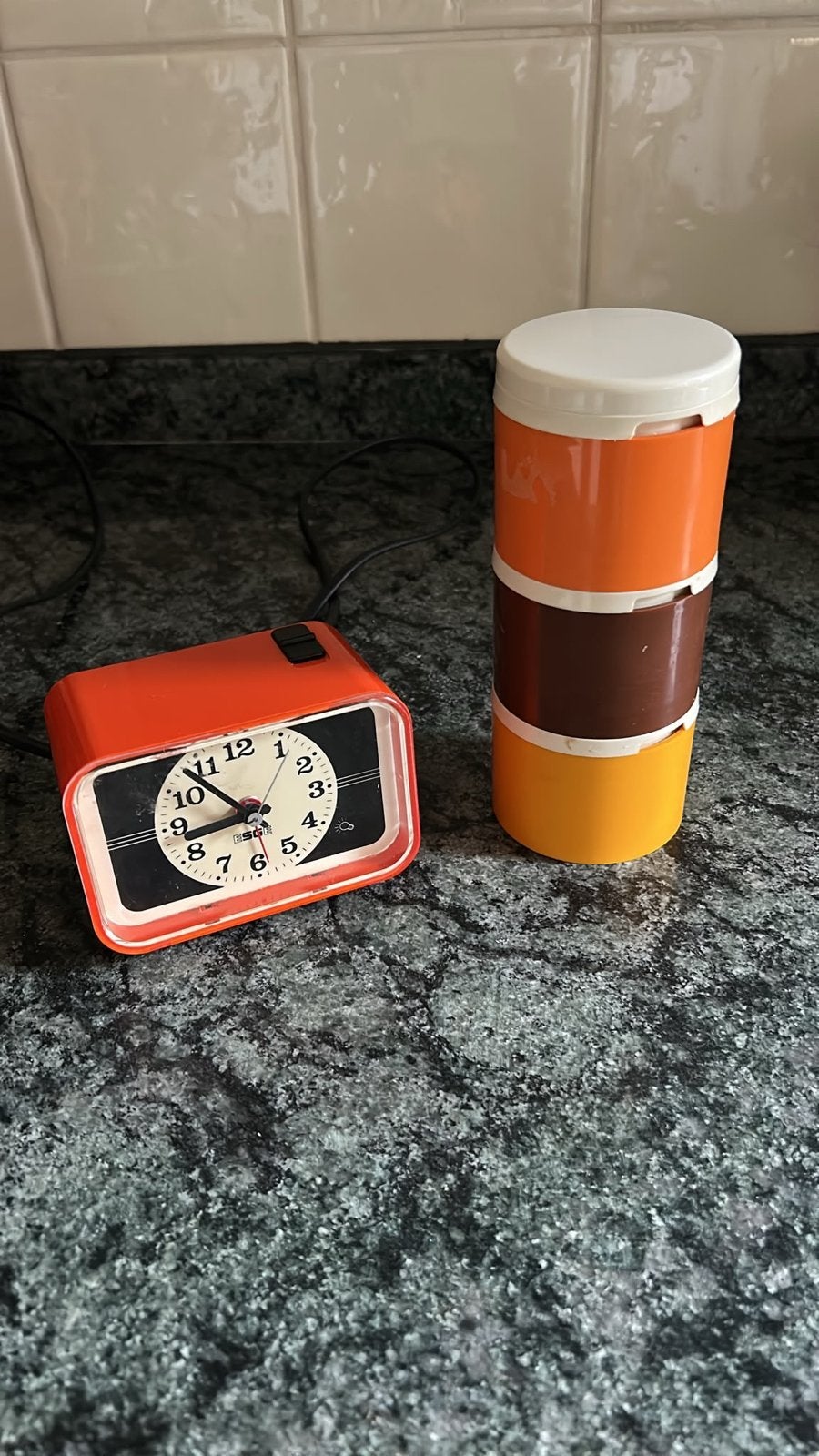 Retro wekkertje en Tupperware strooibussen, Vintage, Gebruikt, Meerkleurig, Kunststof