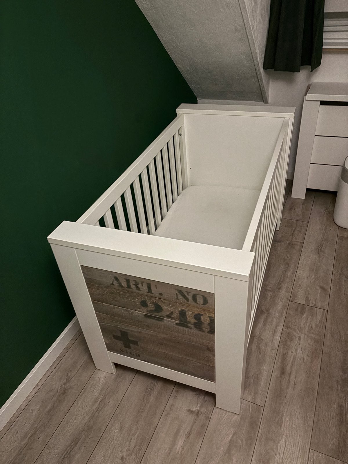 Witte ledikant met houten accenten en matras, Ophalen, Gebruikt, Ledikant
