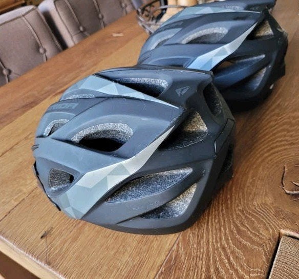 Mat zwarte Merida Charger helm(en) in goede staat 25e p/s, Fietsen en Brommers, Ophalen of Verzenden, Heer of Dame