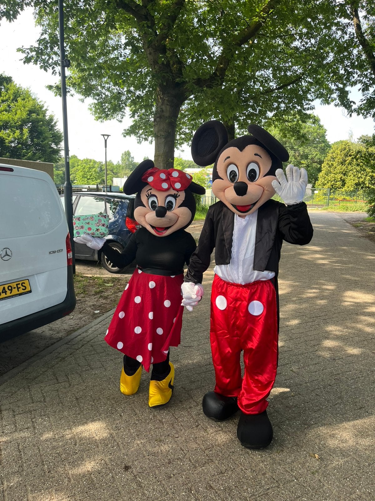 MICKEY OF MINNIE MOUSE MASCOTTE VERHUUR, Hobby en Vrije tijd, Feestartikelen | Verhuur, Ophalen of Verzenden, Zo goed als nieuw