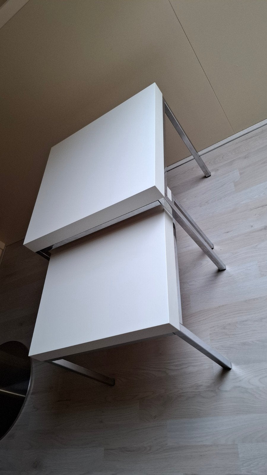 IKEA KLUBBO Bijzettafels - Set van 2, Wit met Metaal, Ophalen, Metaal of Aluminium, Vierkant, Zo goed als nieuw