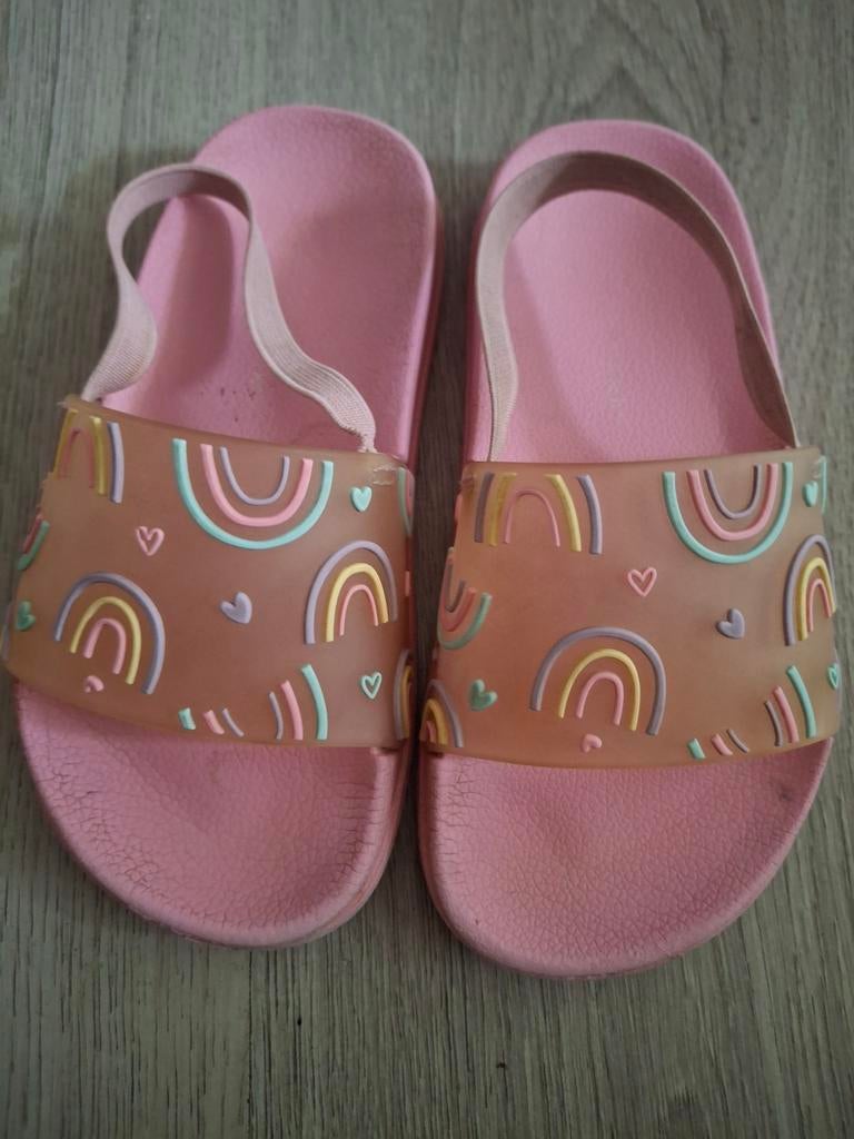 Roze slippers maat 28 met regenboogjes van Action, Gebruikt, Meisje, Overige typen, Ophalen of Verzenden