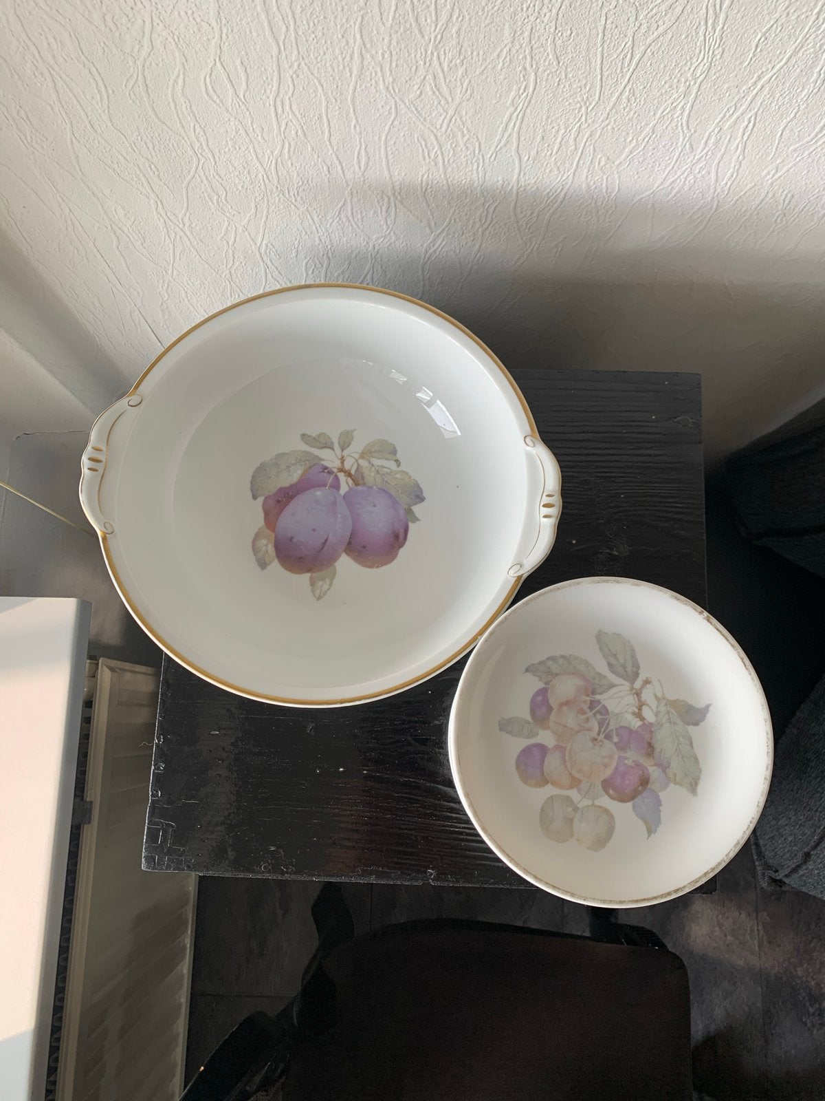 Vintage porseleinen fruitschaal en bordjes met pruimen, Antiek en Kunst, Antiek | Porselein, Ophalen of Verzenden