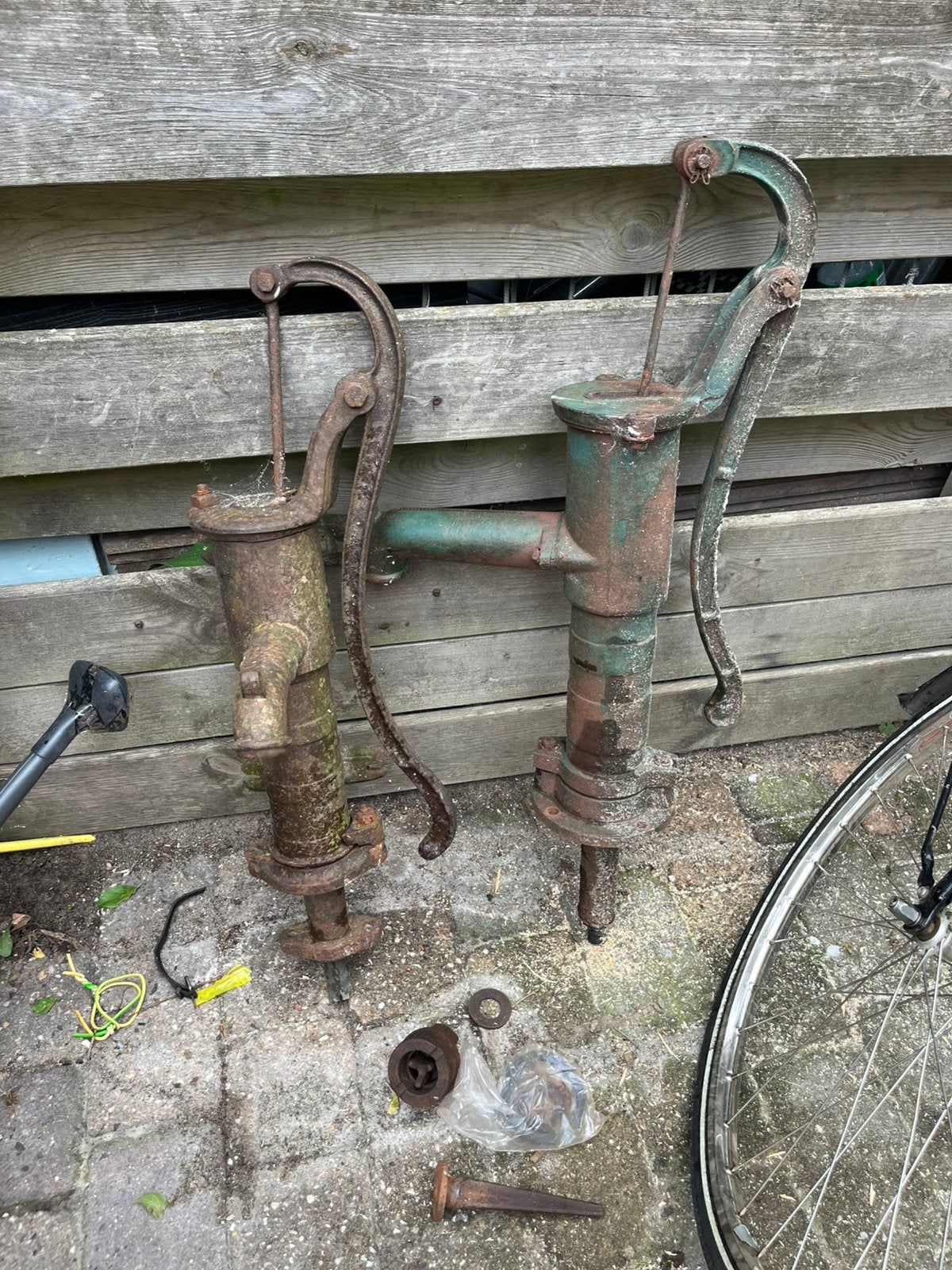 Oude gietijzeren waterpompen - set van 2, Ophalen, Gebruikt, Handmatig, Overige typen