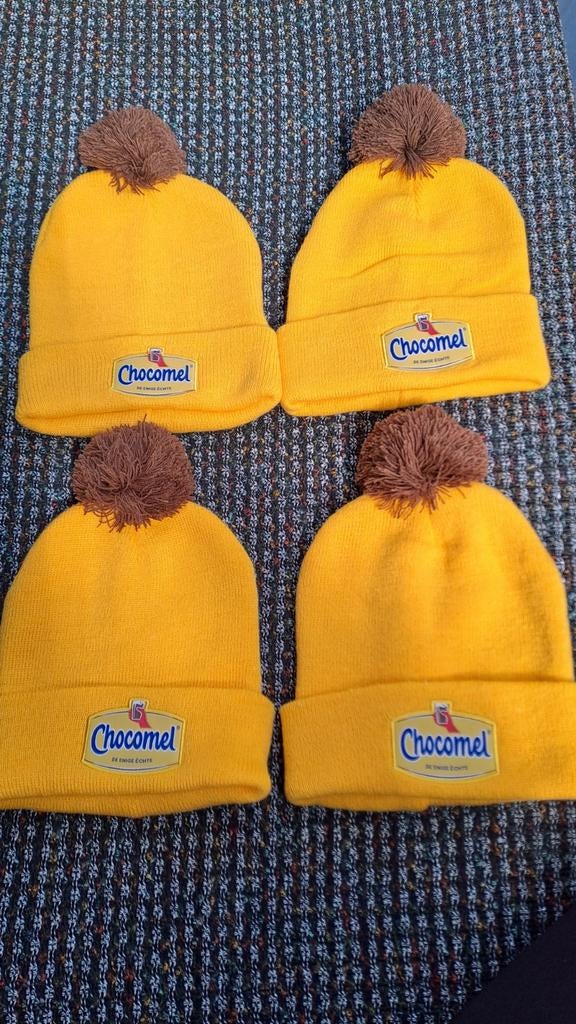 Chocomel Muts - Geel met Bruine Pompon, Verzamelen, Merken en Reclamevoorwerpen, Gebruiksvoorwerp, Nieuw, Ophalen of Verzenden