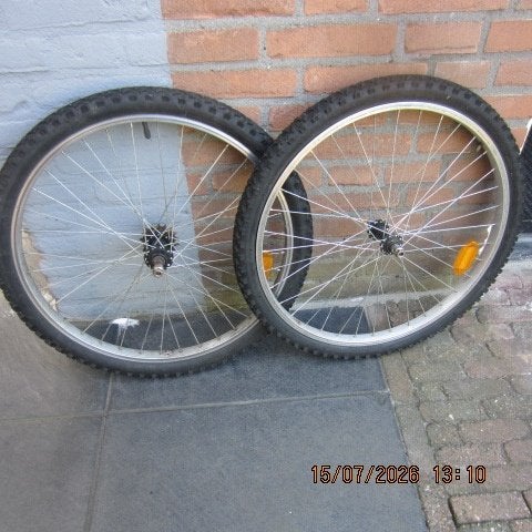 TE KOOP ACHTER WIEL EN VOOR WIEL 24 INCH, Ophalen, Zo goed als nieuw