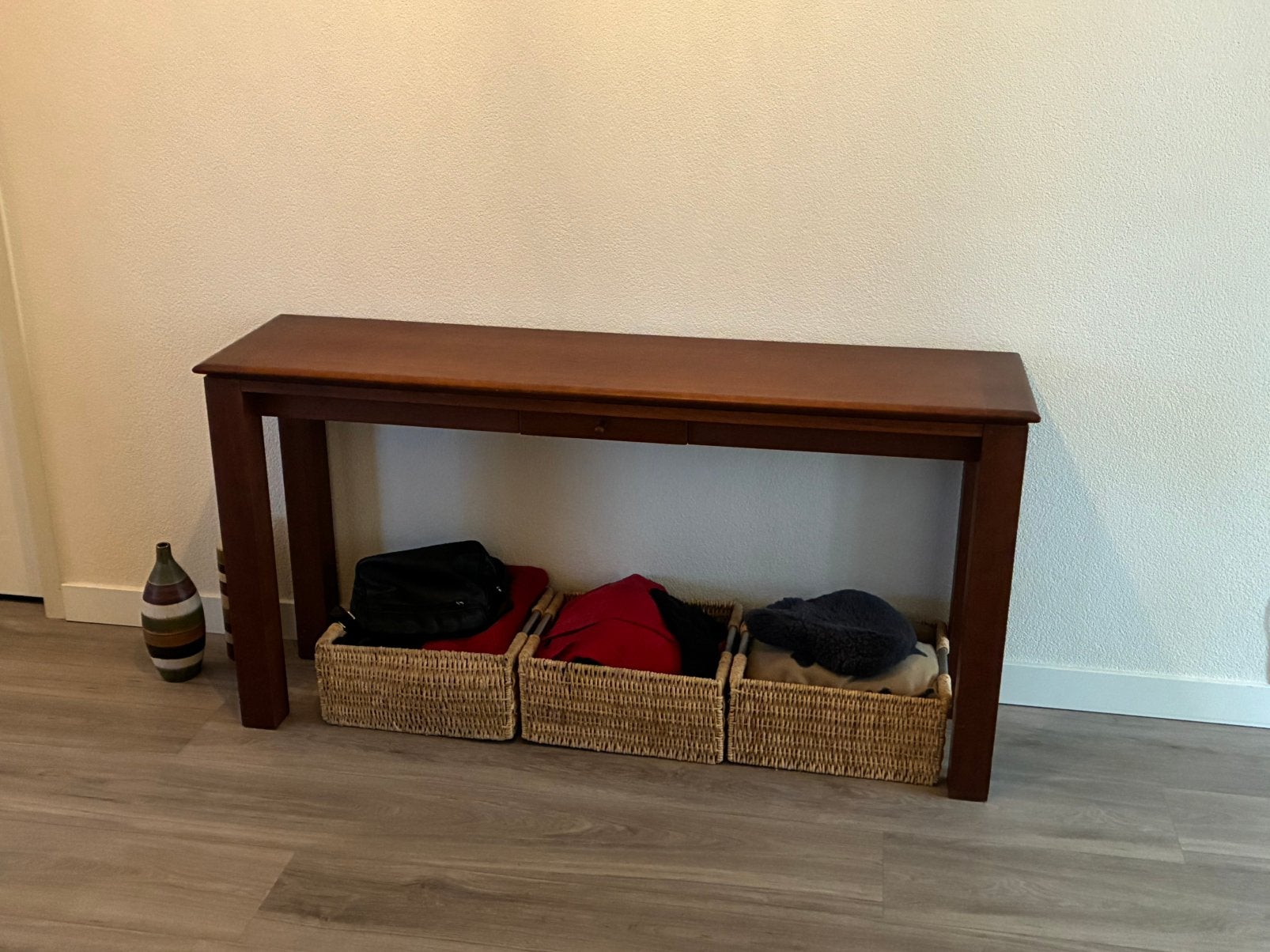 Te koop side table vraag prijs €25, Ophalen, 100 tot 150 cm, Hout, Zo goed als nieuw