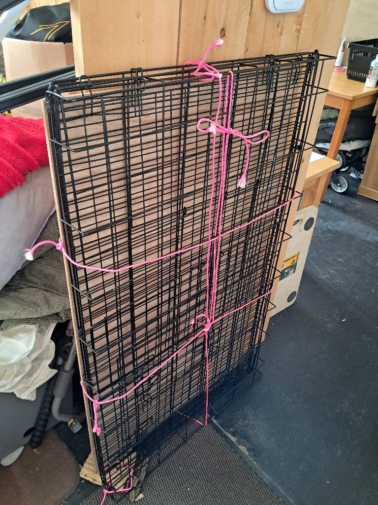 Te Koop stevige metalen honden Bench, Ophalen, Stationharlingen@welzijnedison.nl, Zo goed als nieuw, Stationsweg 6