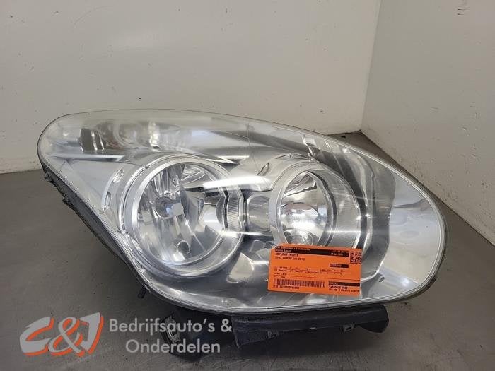 Koplamp rechts van een Opel Combo