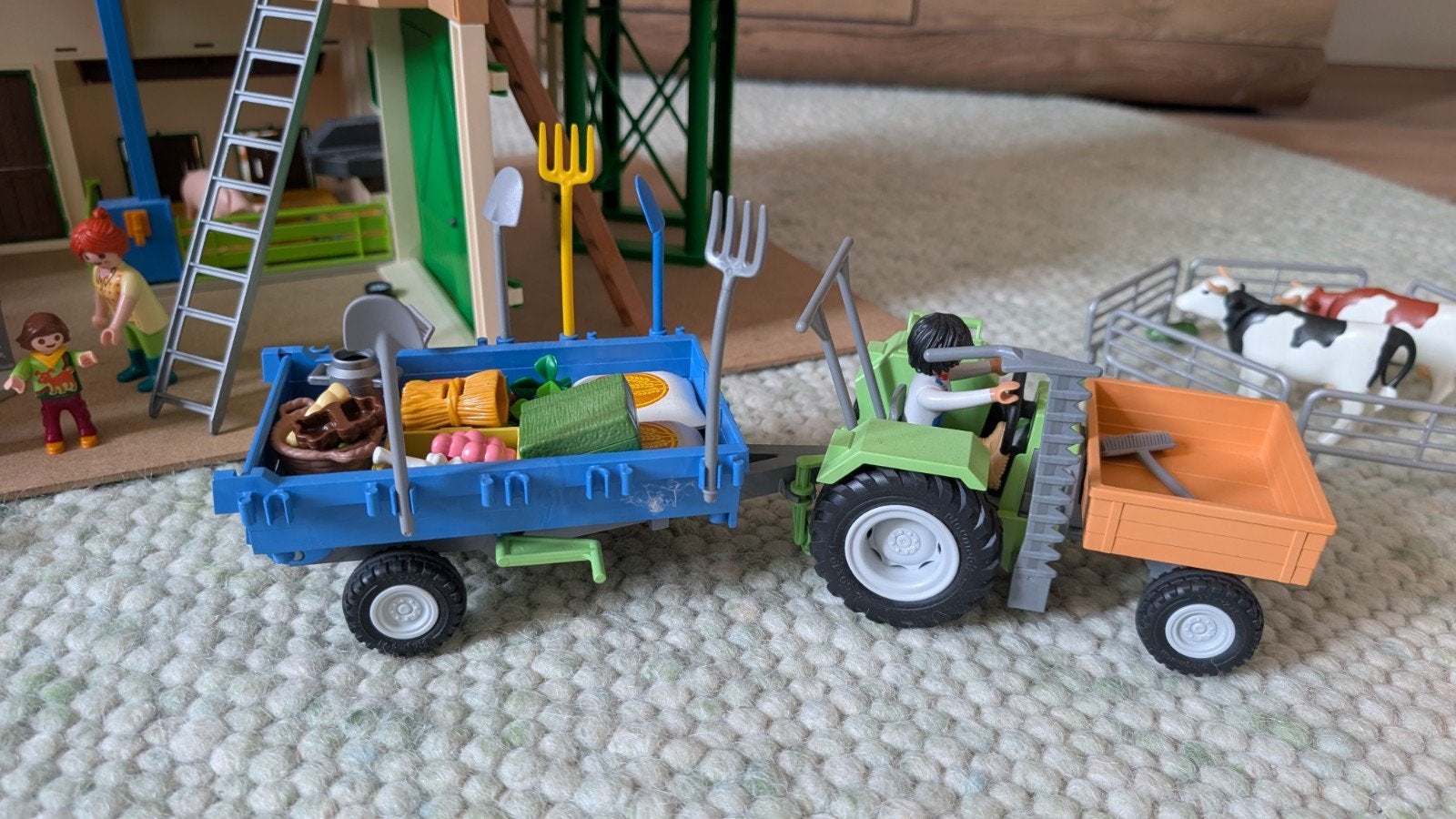 Foto 4 van Playmobil Boerderij met Tractor en Silo (70132, 71249)