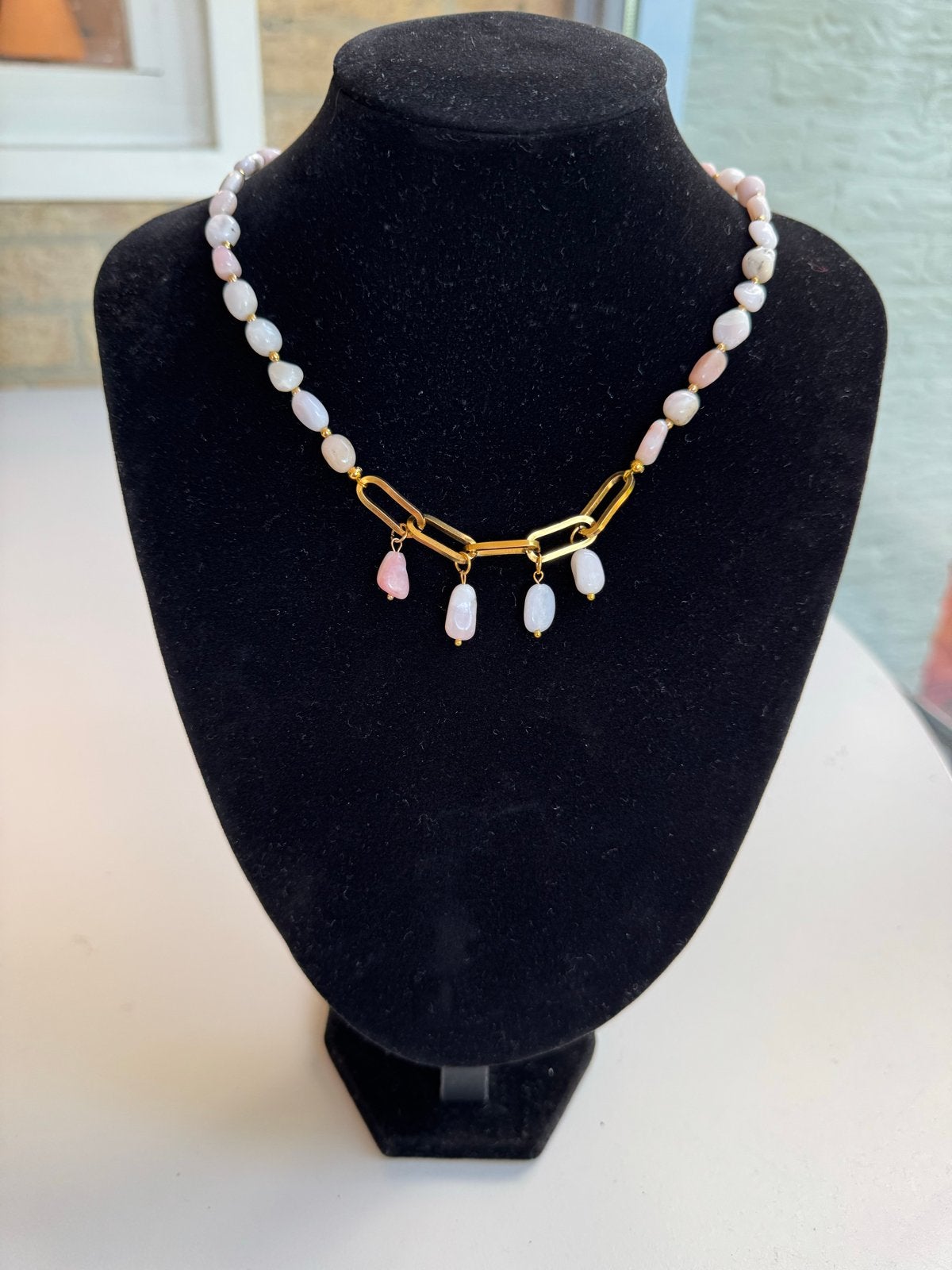 Elegante ketting met roze en witte stenen en gouden accenten, Sieraden, Tassen en Uiterlijk, Kettingen, Nieuw, Steen of Mineraal