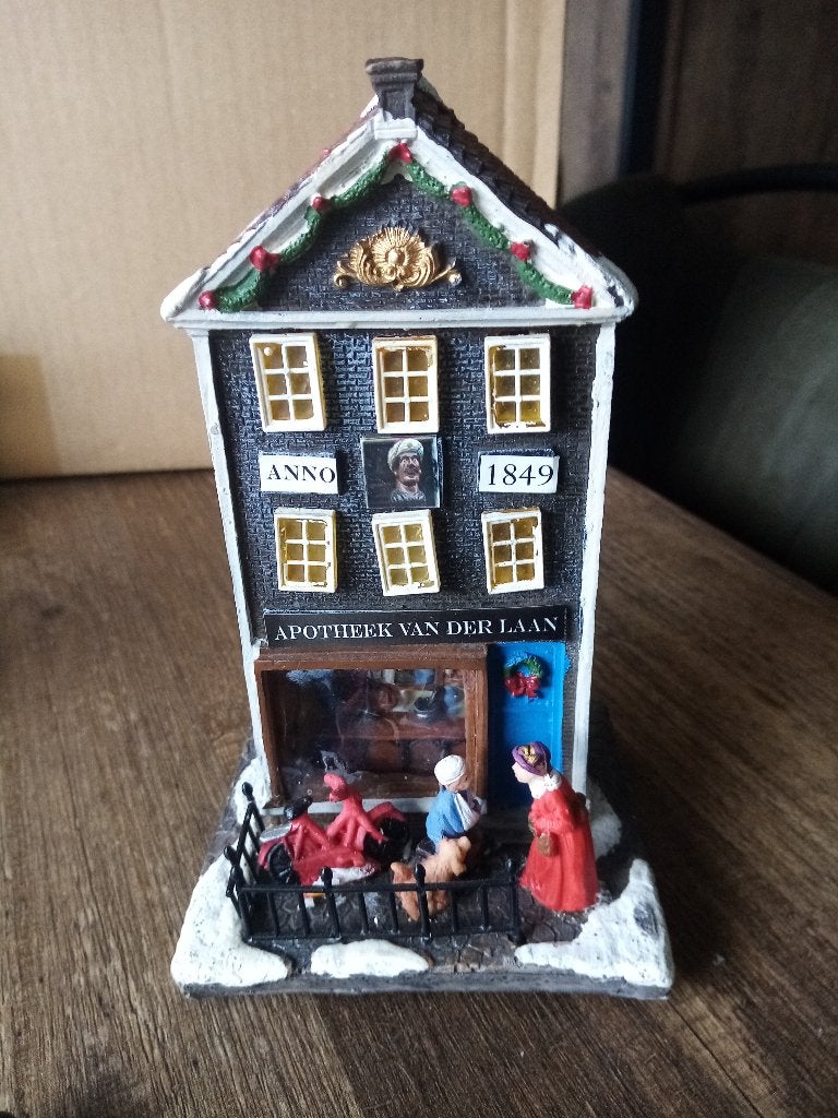 Typisch Hollands ( apotheek van der laan ), Ophalen of Verzenden, Zo goed als nieuw