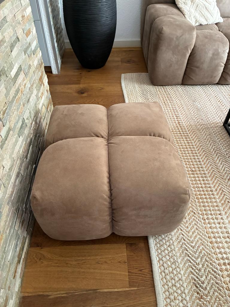 Comfortabele poef/voetenbank in zandkleur, Ophalen of Verzenden, Zo goed als nieuw, Stof, 50 tot 75 cm