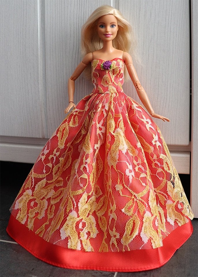 Barbie kleding nieuw - Lange jurk rood met goudkleurig kant, Ophalen of Verzenden, Nieuw, Barbie