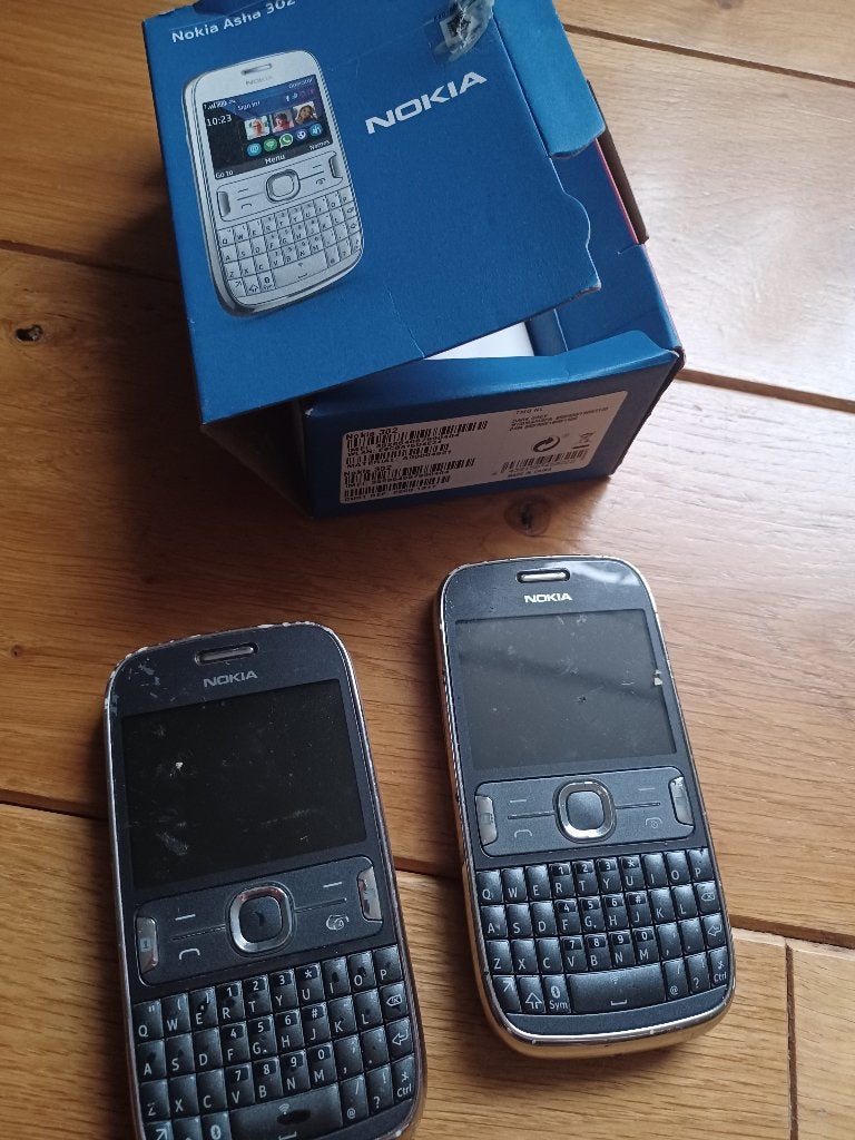 2 x Nokia Asha 302 - defect, Geen camera, Zwart, Fysiek toetsenbord, Ophalen of Verzenden